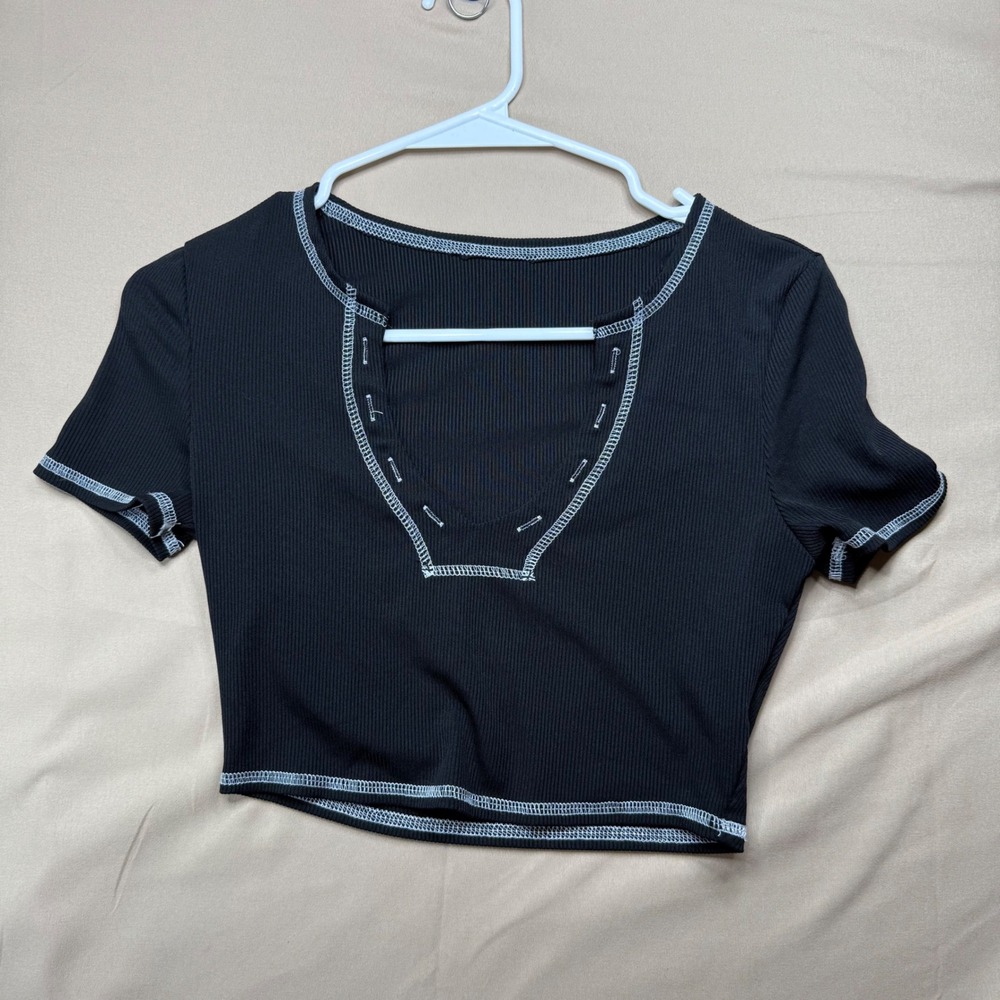 SHEIN Black Ribbed Contrast Stitch Notch Neck Crop Top Small